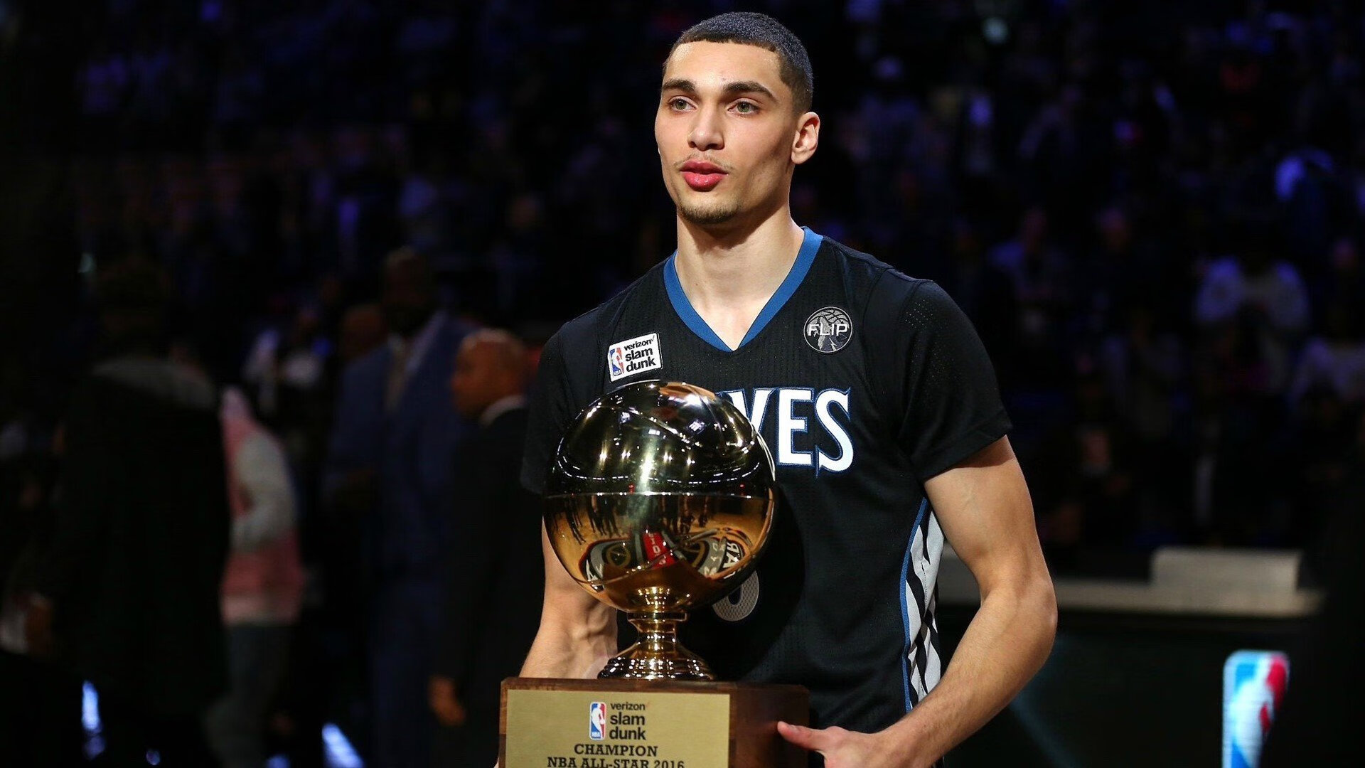 爱游戏登录入口-托桑·埃夫布奥姆万在NBA常规赛中首次亮相，埃托奥和布冯相视一笑